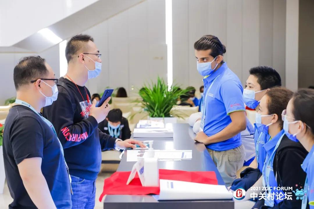 有一群“藍(lán)水滴”在默默付出 ——記中關(guān)村論壇志愿者