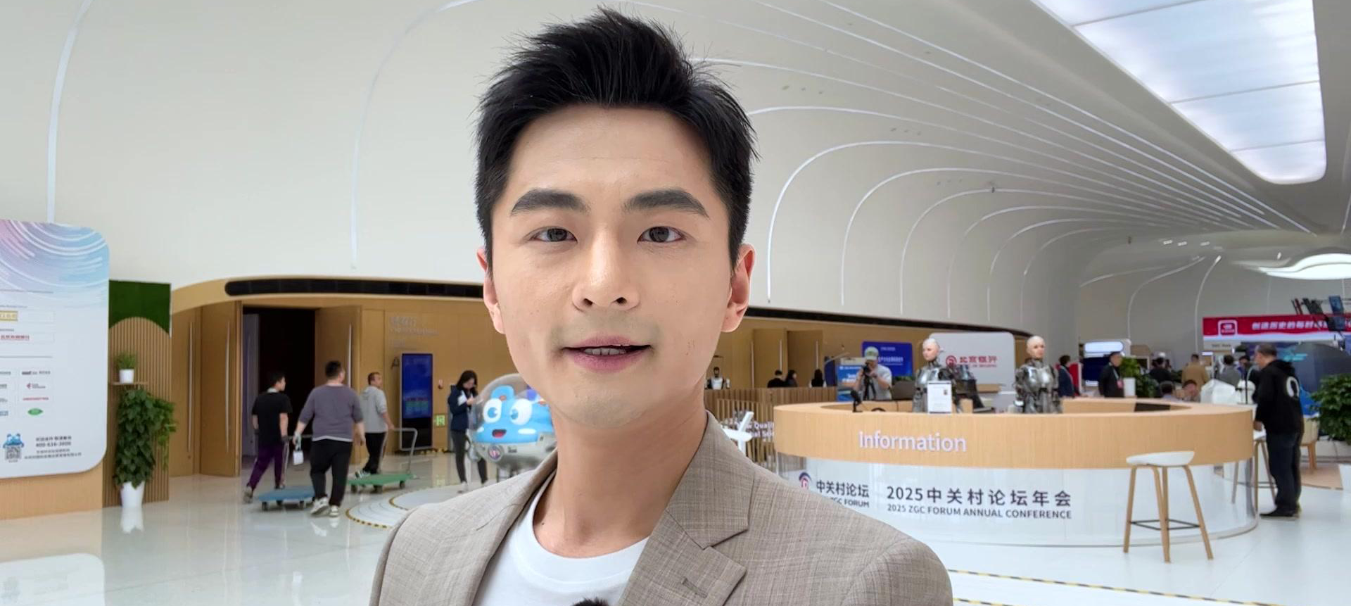 人形機(jī)器人“組團(tuán)”出道 科技辦會含“AI”量十足