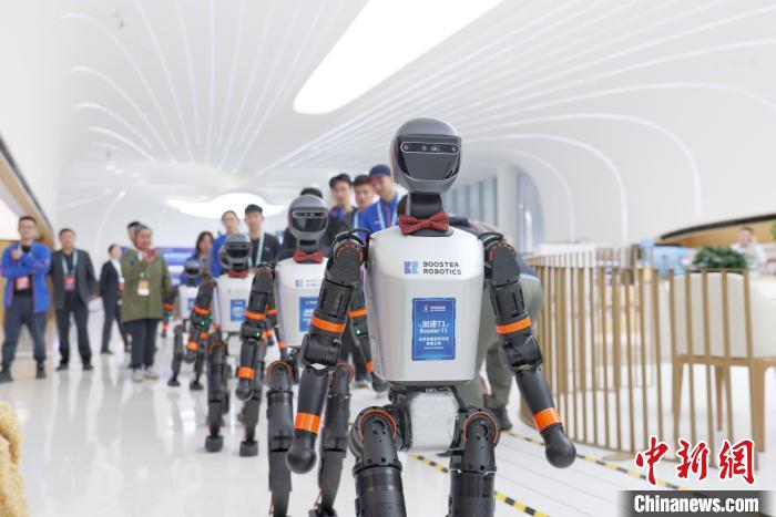 機器人化身“智愿者” 2025中關(guān)村論壇年會科技感“爆棚”