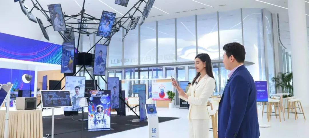 AI賦能，綠色領(lǐng)航：2025中關(guān)村論壇年會(huì)營(yíng)造科技新體驗(yàn)