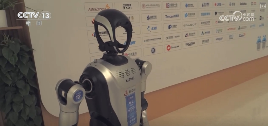 迎賓、同傳、跳舞、作畫……中關(guān)村論壇“智”愿者多才多藝